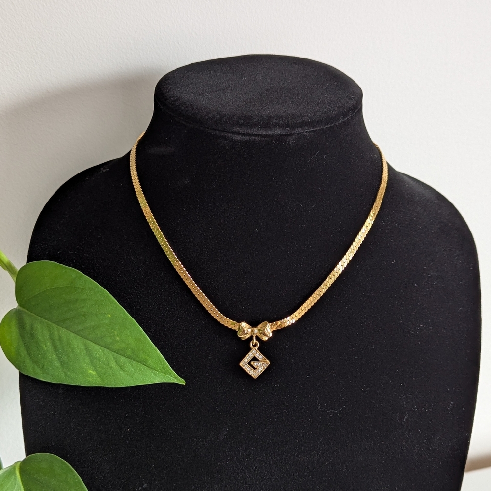 ❌ SOLD ❌ Givenchy rhinestone G gold necklace with ribbon - Picture 1 of 12